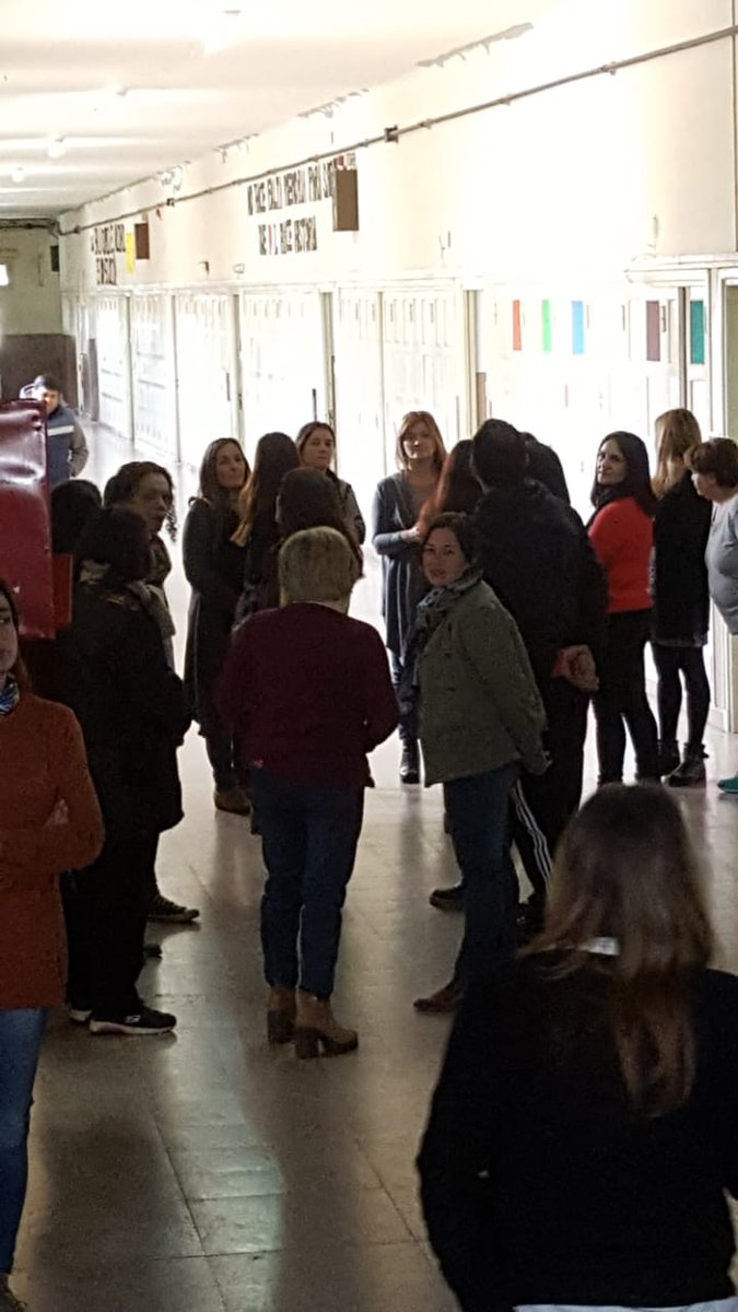 InesAliano's tweet photo. Red de Escuelas de aprendizaje en la Jornada Institucional de la EES 4. Bragado. Gran  Equipo de conducción , de docentes y auxiliares !!!! https://t.co/rFkixS1dZI
