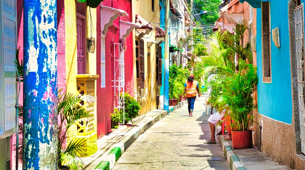 RetireTravel's tweet photo. Wake up your senses with the colors of Cartagena #balconies #cityandcolor π https://t.co/9NQmhSCHv5 https://t.co/bFgyjl90K1