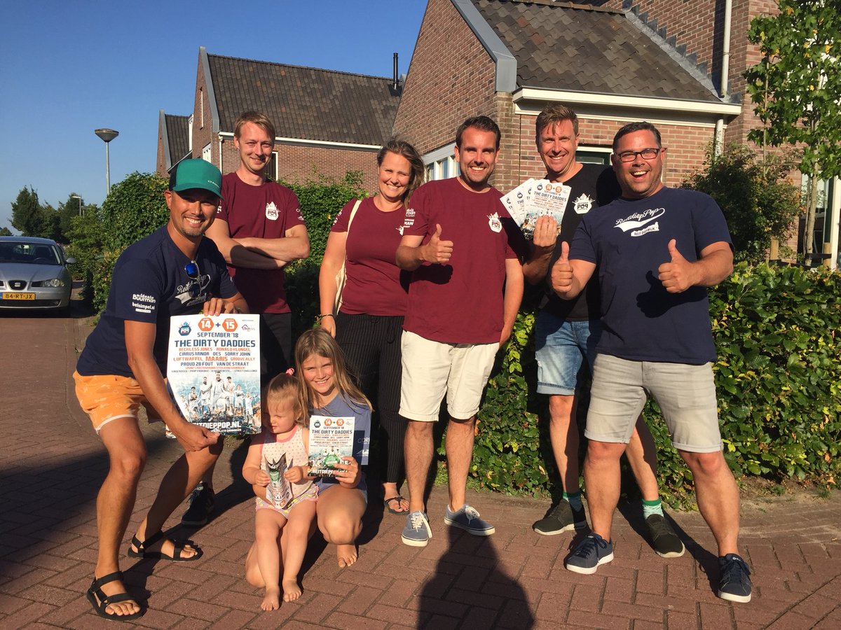 ReitdiepPOP's tweet photo. Het bestuur van #ReitdiepPOP is klaar om alle bewoners van de @Reitdiepwijk te voorzien van een flyer met programma én actiecode. Hou je deurmat dus in de gaten! En natuurlijk tot ziens op ReitdiepPOP! https://t.co/yM9QbMpexJ
