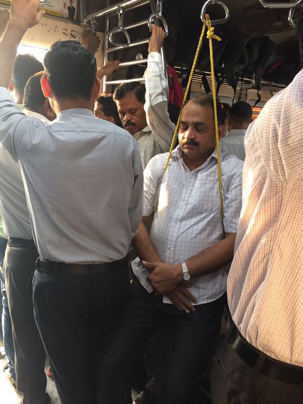 ScmUnplugged's tweet photo. Ordinary can be seen everywhere, 
But JUGAAD comes from creative thinking
#mumbailocals #personalspace #jugaad #scmunplugged #takecharge 

Picture Courtesy - Harshad Chambawane https://t.co/ZcqwBtUys0