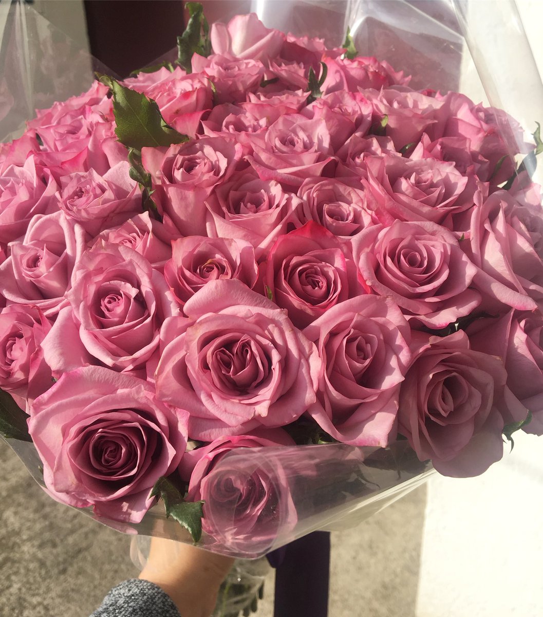 lafleurboutiq's tweet image. Comenzamos la semana llena de lindos colores! 
#Flores #RamoDeRosas #RegalaFlores #EnvíaFlores #Rosas #LaFleurBoutique