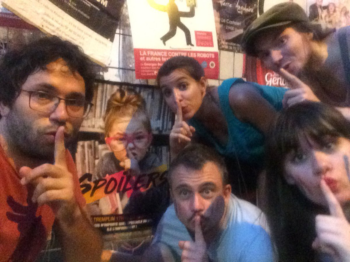 SpoilersVL's tweet photo. Il ne nous manque plus que notre musicien Assaf et nous serons au complet ! 
Pour rappel, notre première est ce mercredi, pensez à réserver :
https://t.co/UCDsx44nyc
_
#Spoilers #Spoiler #Improvisation #LongForm #Impro #Avignon #FestivalAvignon #AvignonOff #Off2018 https://t.co/xU4fuboD1q