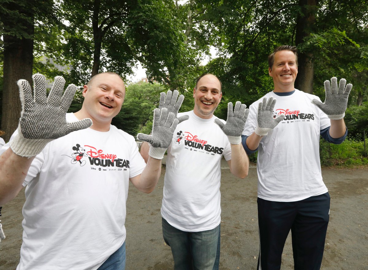 WDTelevisionCSR's tweet photo. Our Disney VoluntEARS in New York spent a Day in the Dirt volunteering with the @CentralParkNYC Conservancy! #DisneyVoluntEARS #ABCSummerOfService https://t.co/GJTmSJUUlz