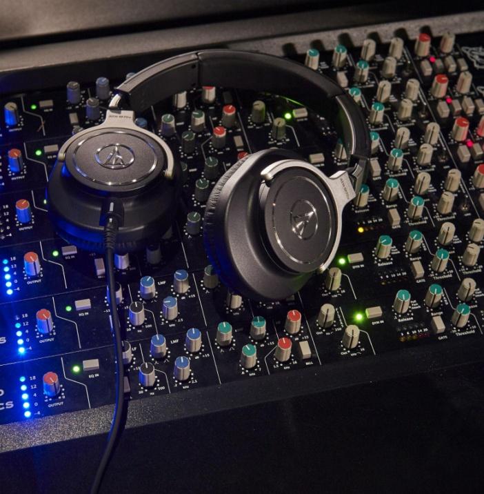 AudioTechnicaLA's tweet photo. Los #audífonos ATH-M70x ofrecen un sonido preciso y una comodidad extraordinaria, lo que los convierte en ideales para sesiones largas. ¿Los has probado? #M70x #audio https://t.co/LownDMKLKg https://t.co/IHWK026kPR
