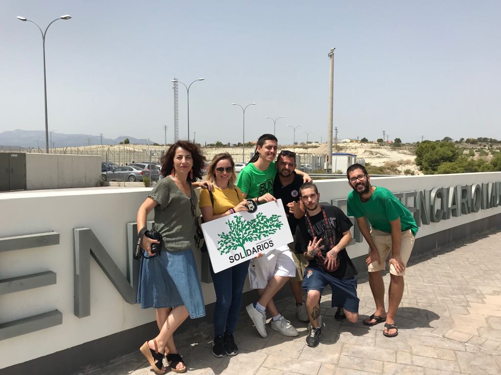 Solidarios_es's tweet photo. Antes del parón veraniego en el #AuladeCultura en #prisiones en #Murcia conciertazo de rap de #LexB y @Titeresdelarima Despedida por todo lo alto también para los internos del taller de improvisación musical de @Solidarios_es con quién han compartido escenario y fin de fiesta!!! https://t.co/2qQ804YgMK