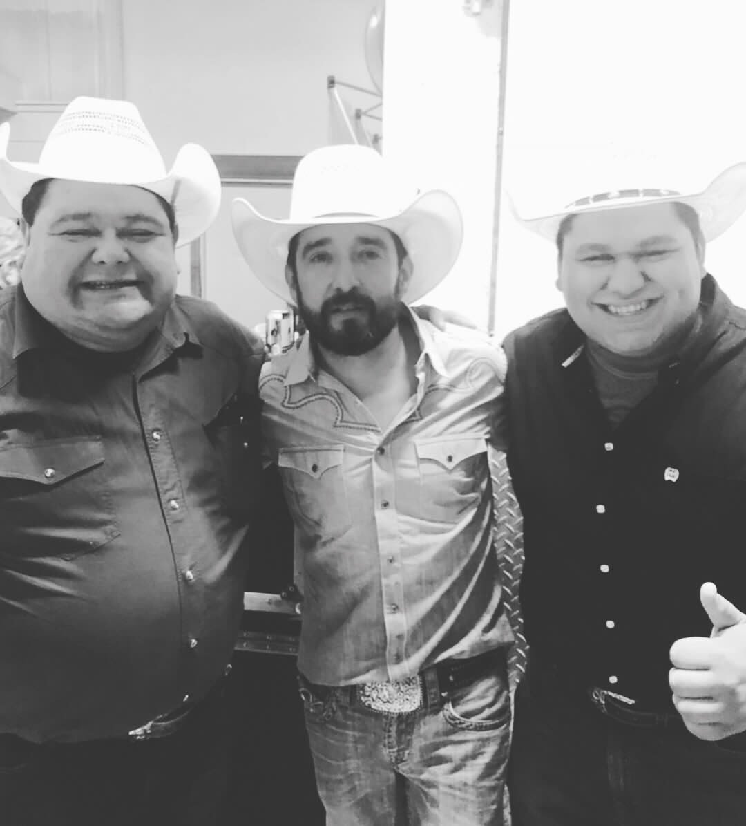 PrincesasdeLolo's tweet photo. Nuestro Love Manolin @grupolaleyenda  está a dieta o yo lo veo con ojos de amor 💖 🤭😱👀 https://t.co/3yyOW2ayTY