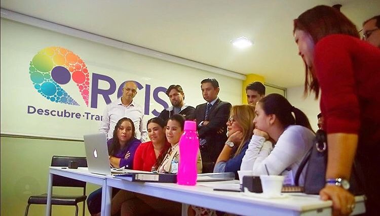 arcisecuador's tweet photo. El Dr. Carlos Rossi @CoachCientifico compartiendo sus conocimientos en la #EscuelaGerencia. Tenemos la IV sesión el 14 de julio, los esperamos‼️#Arcis #capacitación #Guayaquil #Capacitaciones #Ecuador #Workshop #Innovación #hazladiferencia https://t.co/xNl08vh7qr