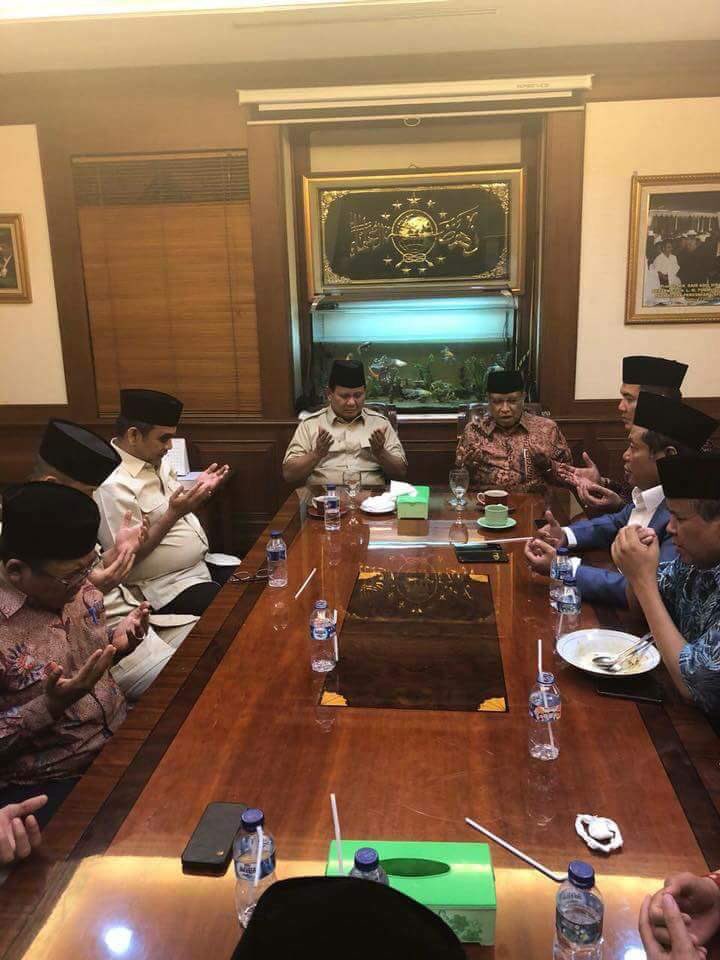 Alhamdulillah, hari ini dapat bersilaturahmi dengan Kyai <a href="/saidaqil/">Said Aqil Siroj</a> di kantor <a href="/nahdlatululama/">Nahdlatul Ulama</a>. Semoga pak kyai selalu diberikan kesehatan dan kekuatan oleh Allah SWT untuk terus merawat islam yang rahmatan lil ’alamin. Aamiin. <a href="/nu_online/">NU Online</a>