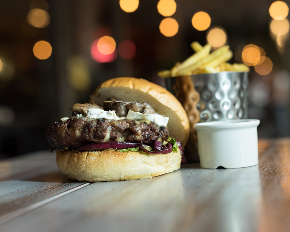 We know what we're having tonight! Pssstt... Don't feel like cooking? Why not make use of our 50% off food Monday! #mondaydeals #foodie #foodporn #burger #wagyu #victoria #stjames #westminster