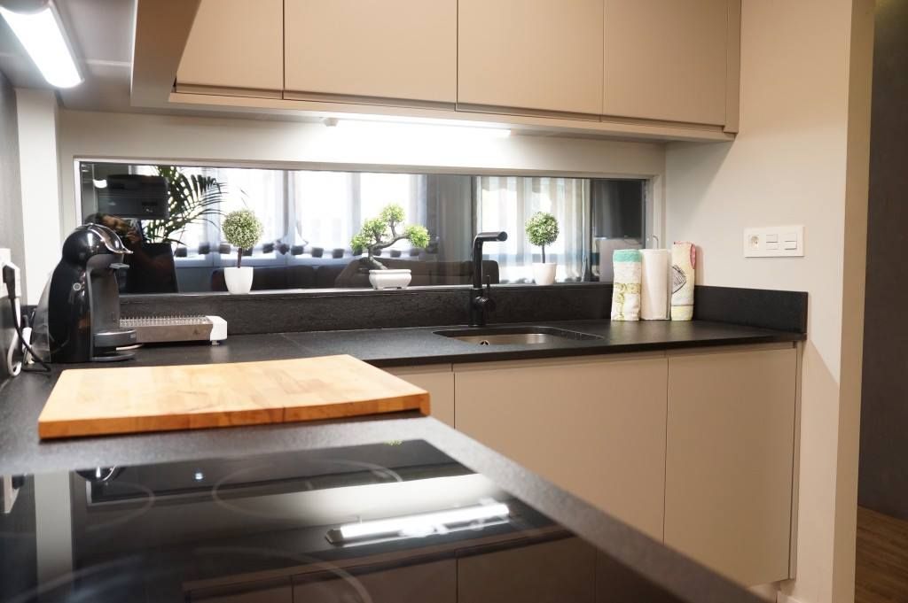 QB_Constructora's tweet photo. ¿Quieres conseguir mayor unidad entre el salón y la cocina sin renunciar al espacio de almacenaje? 😲 Gracias a esta #reforma integral conseguimos comunicar la #cocina con el salón a través de una cristalera. ¿Qué te parece? https://t.co/mMU06ZKPco