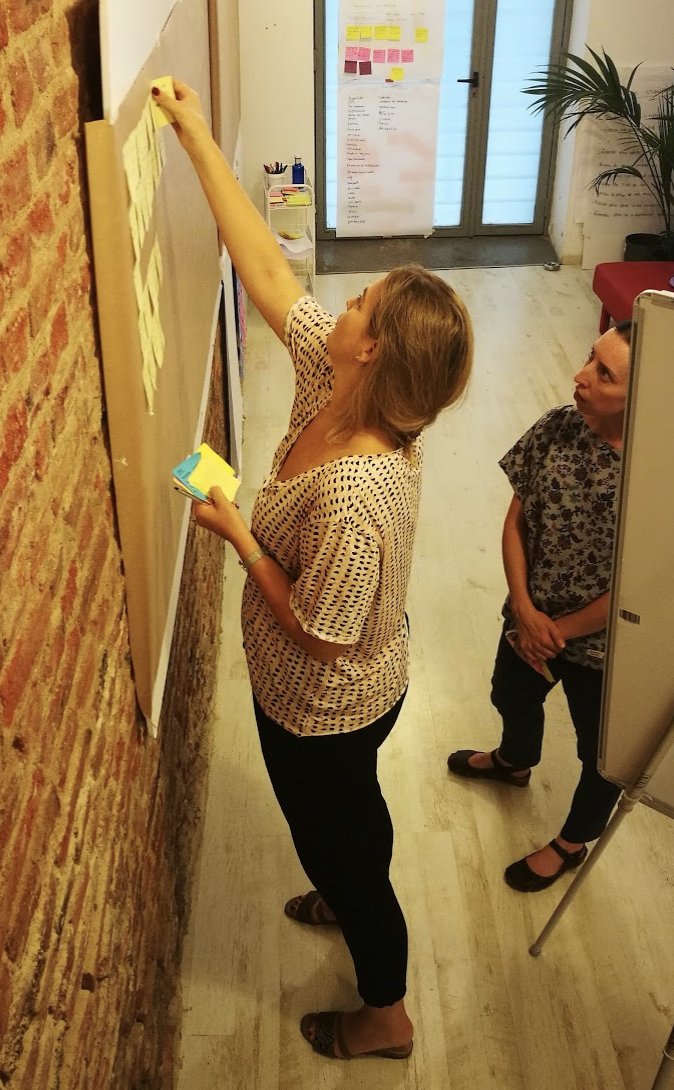inmocionschool's tweet photo. Comienzo de semana a tope en el curso de #designresearch. Poner en común toda la información recogida en el trabajo de campo es una tarea complicada, así que no queda otra que...¡volcarse en el volcado! #investigación #datadumping #weloveteaching #creativityinmovement https://t.co/rzSb2ZfsMb