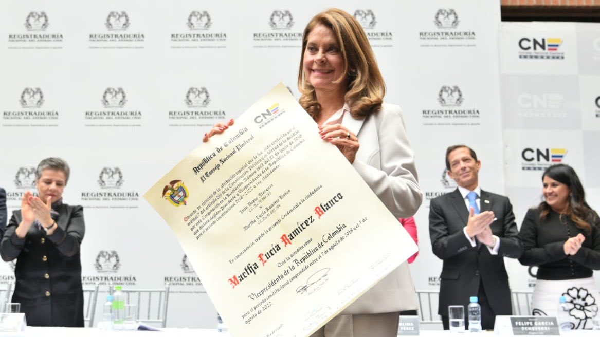 IvanDuque's tweet photo. Hoy también es un día especial porque Colombia recibe a su primera mujer Vicepresidenta, la Dra. @mluciaramirez. También tendremos un gabinete paritario, porque queremos empoderar a la mujer colombiana como símbolo de la transformación de nuestro país. https://t.co/TBk79qBcZ7