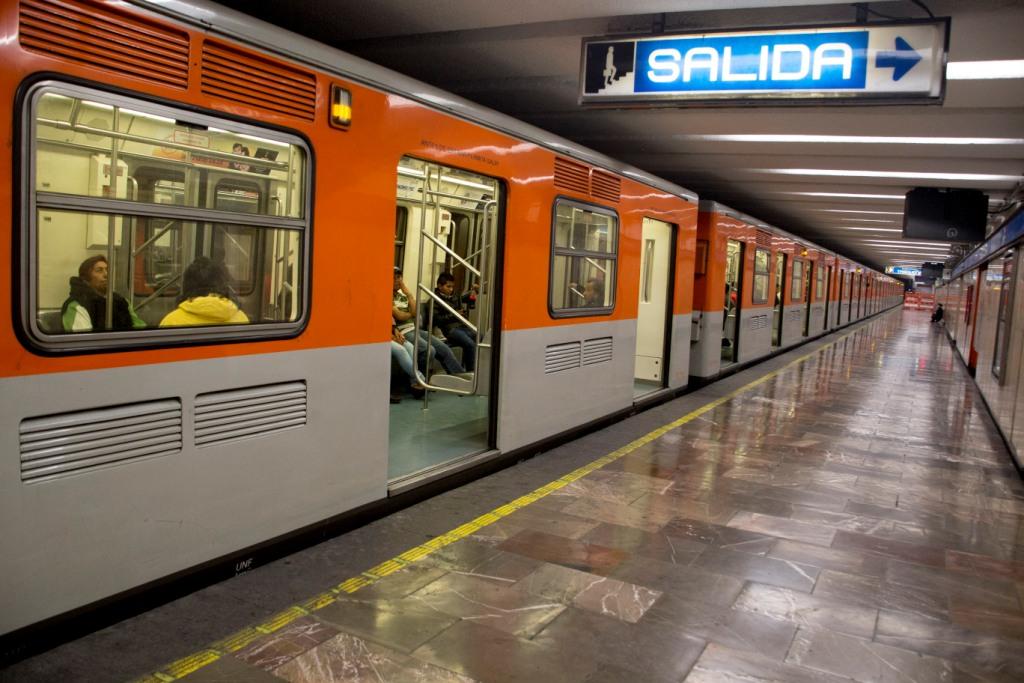 Milenio's tweet photo. Mujer muere arrollada por tren en @MetroCDMX #Linea2 #MetroNormal https://t.co/ORBEKBFrnw #CdMx https://t.co/Wq9jGSKqyl