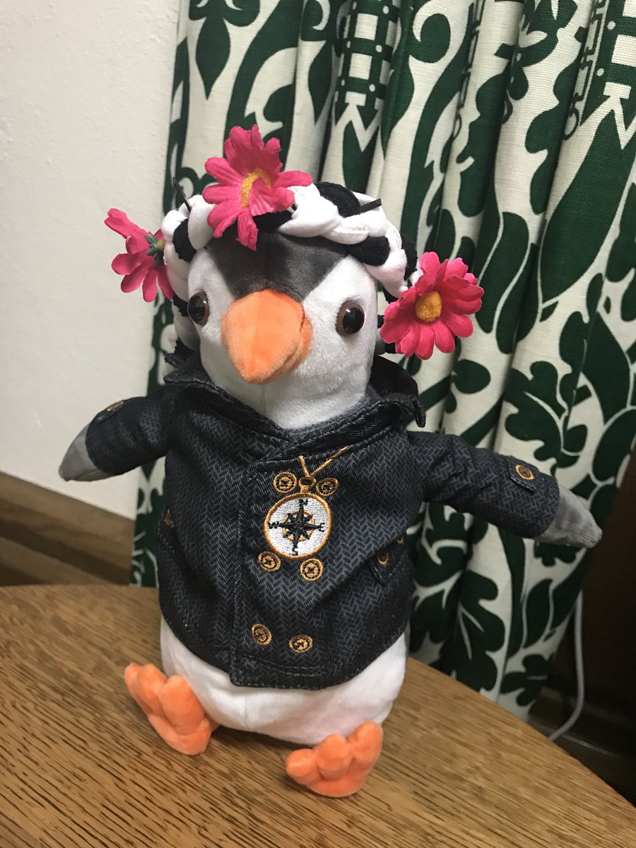 cj_dinenage's tweet photo. Many thanks to some of the #YoungCarers I met at @YMCAFairthorne @childrensociety #YCF2018 a few weeks ago for sending me this glorious handmade festival headband (modelled beautifully here by my penguin!) https://t.co/iBtaAoH2pw