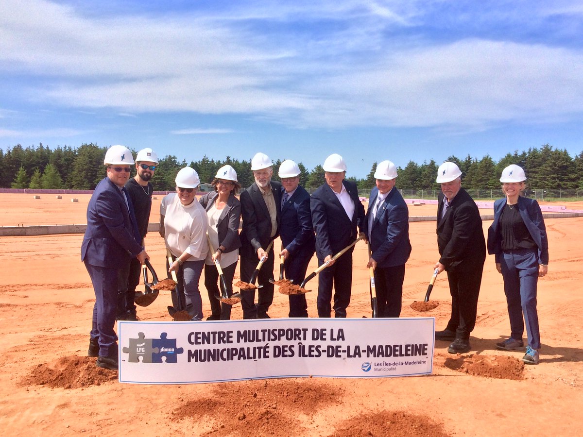 germainchevarie's tweet photo. Ce matin s’est déroulée l’annonce tant attendue du financement du complexe multisport des Îles. Une belle collaboration des gouvernements du Québec et du Canada, de la Municipalité des Îles et de ses partenaires, les caisses Desjardins des Îles &amp; CTMA https://t.co/uDdvddrZAl https://t.co/IpaYZYAE2B