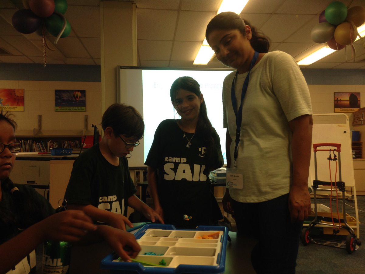 MsJordanPDSB's tweet photo. Learning how to build and code our LEGO Wedo robots!! Thank you @yngengminds for guiding us through this valuable learning! 🛠🎮💻@SAILThornwood @ThornwoodPS https://t.co/68b2Oeb2Wg