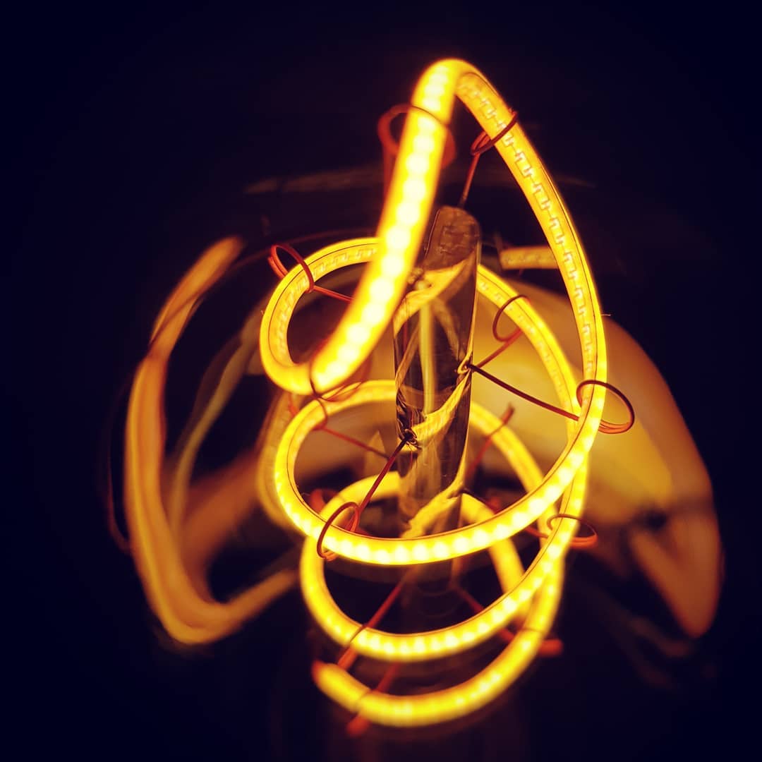 ledsupermarket's tweet image. #ledfilament How do they work?#ledfilamentbulb replicate the look of a traditional Edison bulb by using narrow strips of LED chips. #ledsupermarket #switchtoled to #reduceyourcarbonfootprint #plasticfreejuly #sustainableliving #lightingdesign #thomasalvaedison #nulite #thomas