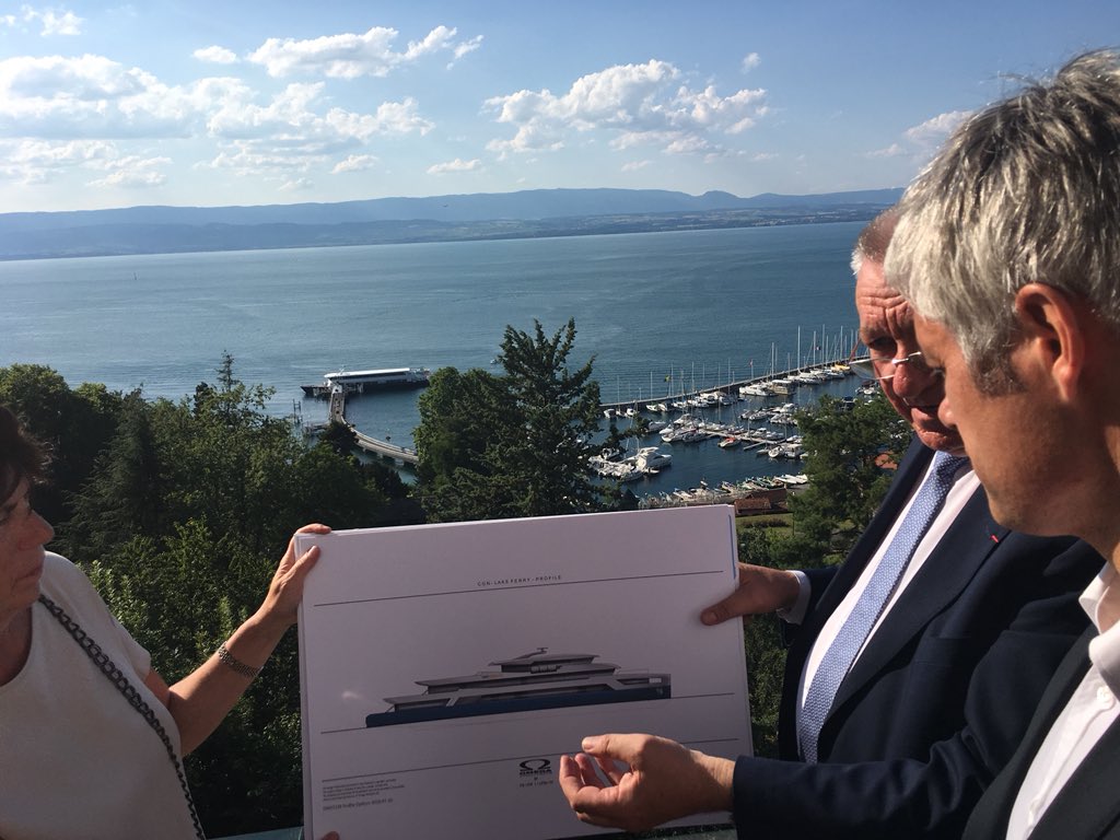 AstridBaudRoche's tweet photo. @laurentwauquiez président @auvergnerhalpes se fait présenter la maquette des futures navettes lacustres @cgn cofinancées par la Region en association avec #ThononAgglo #CCPEVA https://t.co/O9O55AduAy