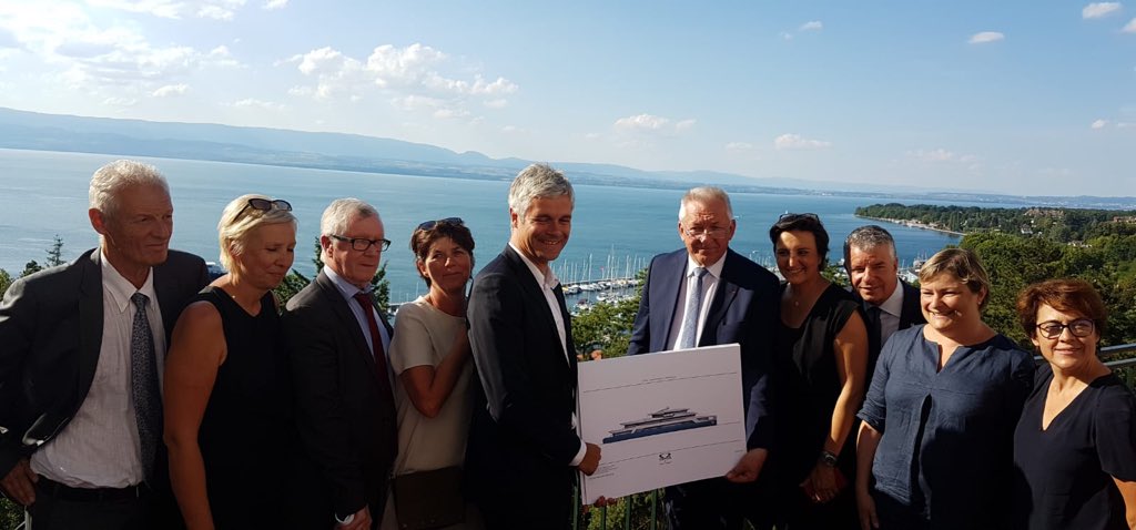 AstridBaudRoche's tweet photo. @laurentwauquiez président @auvergnerhalpes se fait présenter la maquette des futures navettes lacustres @cgn cofinancées par la Region en association avec #ThononAgglo #CCPEVA https://t.co/O9O55AduAy
