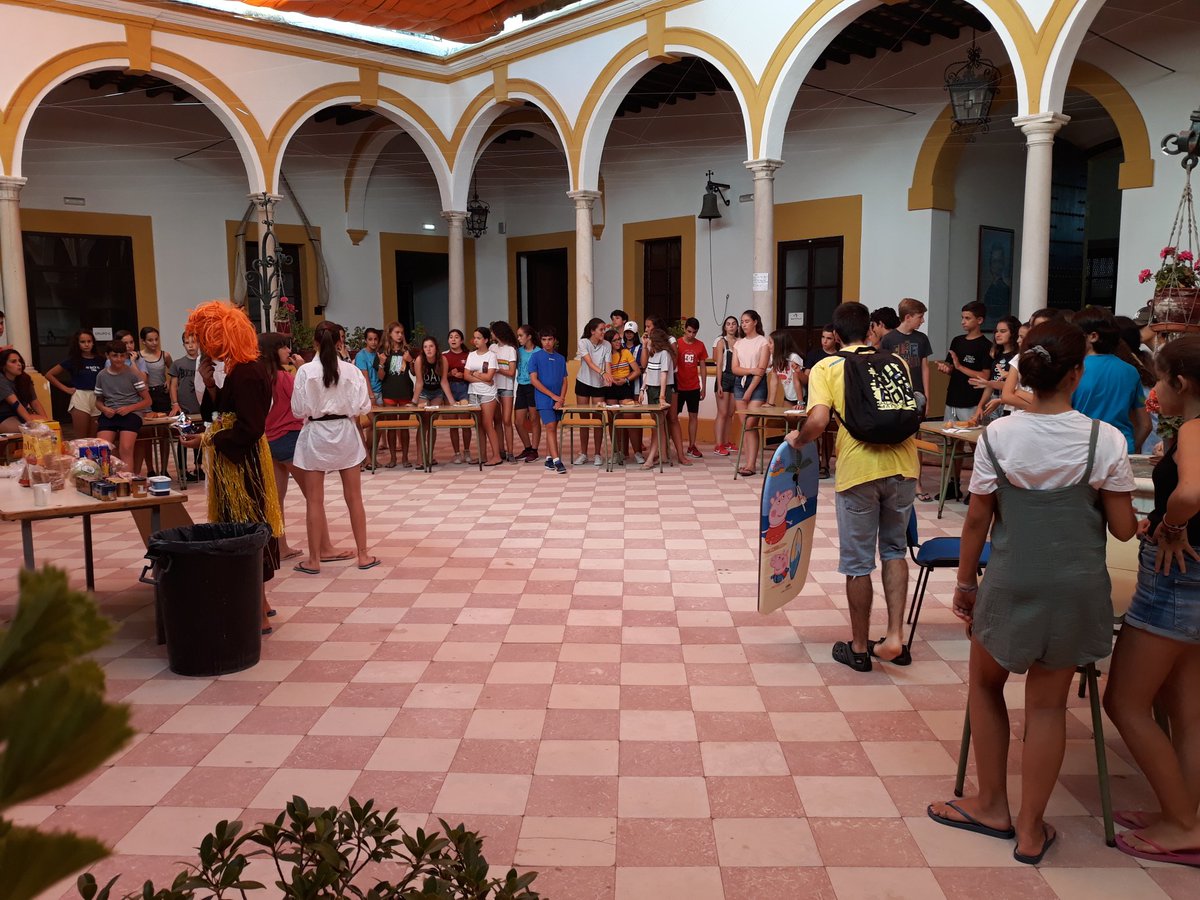 conviGA4's tweet photo. Masterchef, OT y torneo de fútbol y baloncesto. Todo esto lo ha preparado el grupo que ganó el día de la democracia y hoy son los coordinadores y animadores. #veranogvx2018 https://t.co/jnta7htwTn