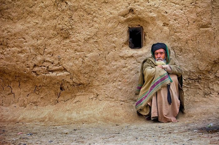 ARB_adb's tweet photo. مَـا لِلْمَـنَـازِلِ لا يُجِـبْـنَ حَــزِينا
أصَمَمْنَ أمْ قَدُمَ المَدَى فَبَلِينَا

•
•
جرير https://t.co/wt8RLzKvLj