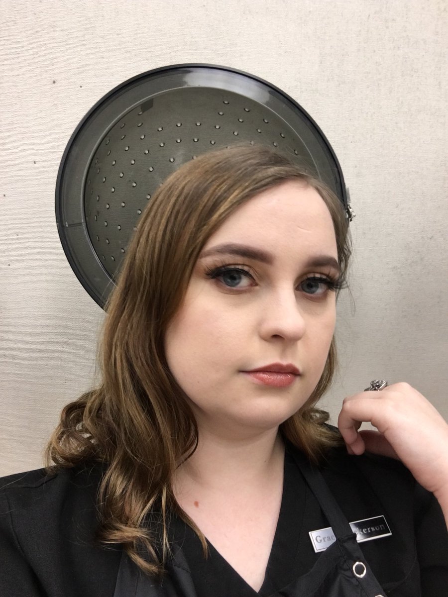 HeartScout's tweet photo. This is what happens when you let someone do your makeup for class
Feeling like a queen https://t.co/YSEH8hAgaB