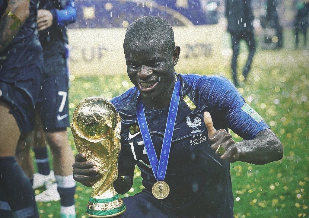 N’Golo Kante ailesine yardım etmek için 7 yıl boyunca  Paris sokaklarında çöp toplamıştır.

Şimdi ise Dünya Şampiyonu
