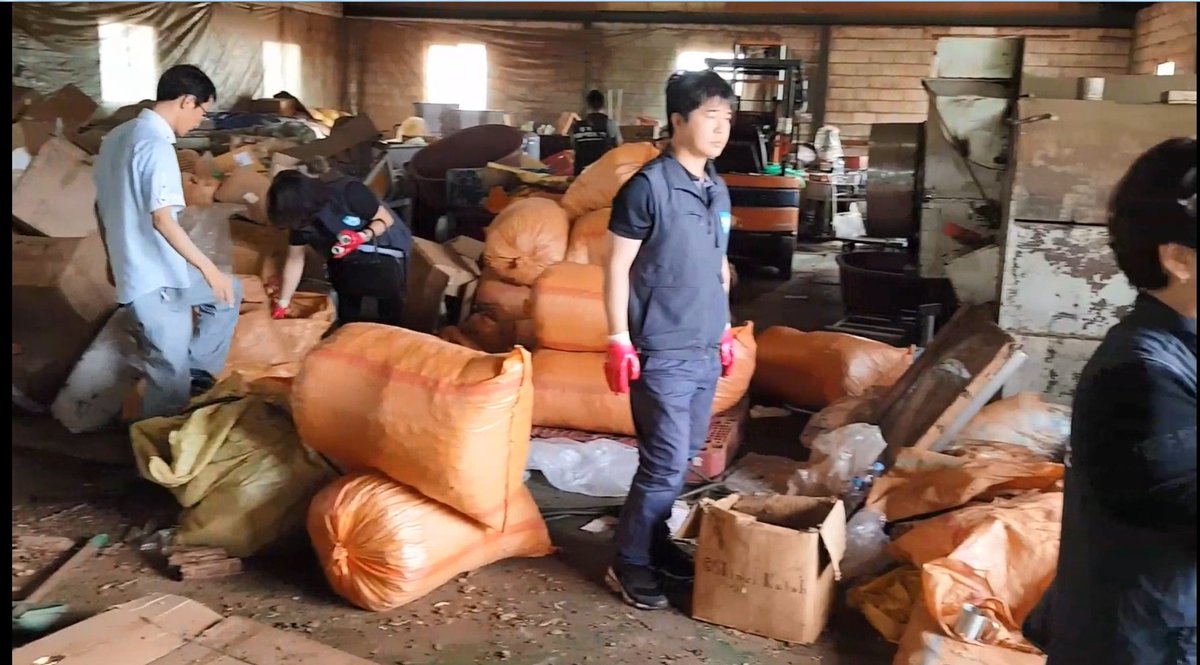 경기도 특사경, 20억대 무허가 한약 제조 일당 검거
- 쓰레기장 같은 비빌제조창에서 총대장균군 검출된 지하수 사용
- 4년 3개월간 독성주의 한약재 '반하'등 총 59종 117톤 제조
- 제약회사 대표 GMP마크 붙여 규격품으로 둔갑시켜 전국에 유통, 판매