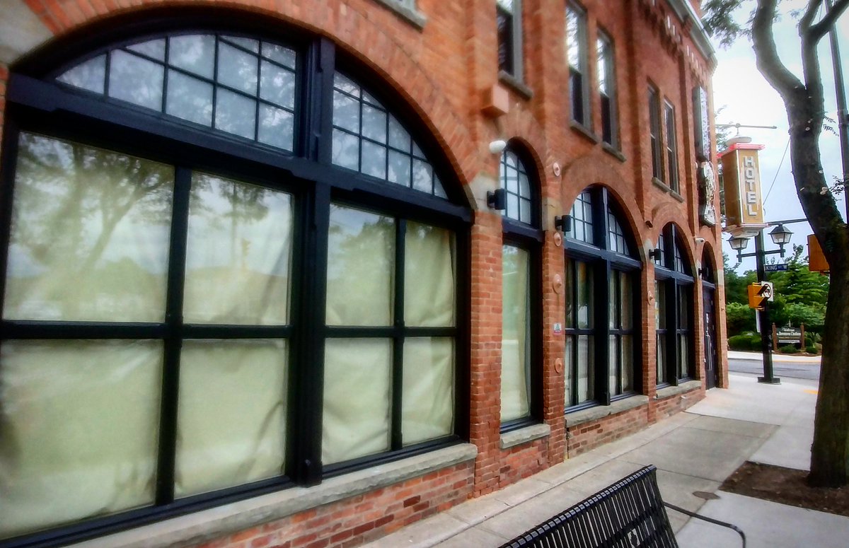 YVR_PAINTER's tweet photo. The exterior of the Hotel looks fabulous. #chathamkent #lakeshoreontario #windsorontario #windsoressex #retrosuites #benjaminmoore #aurapaint #thechilledcork https://t.co/WbTirs3n2d