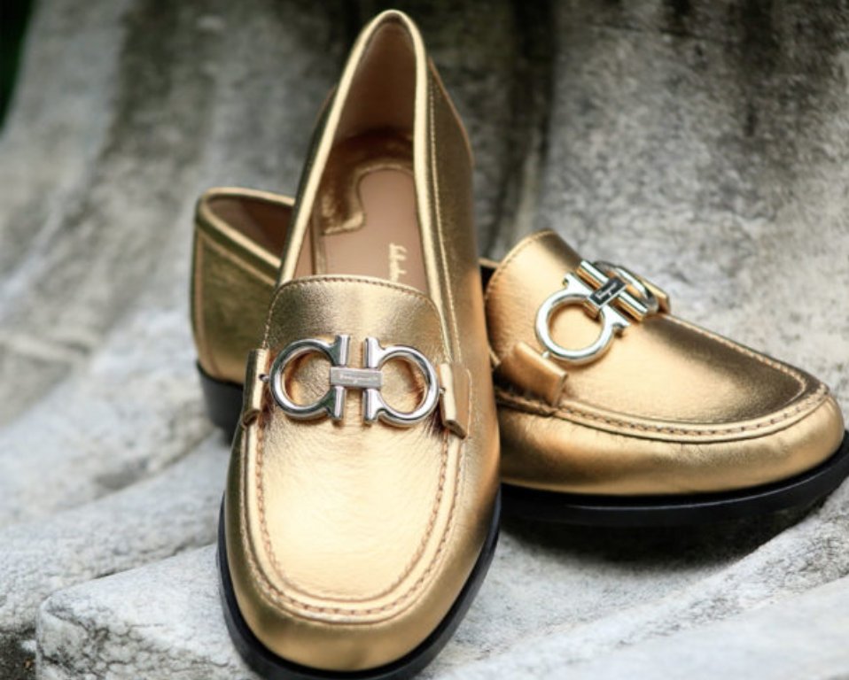rgsite's tweet photo. Mais
RG QUER - Chega às lojas da Salvatore Ferragamo neste mês um modelo inédito de loafer criado pelo designer Paul Andrew, batizada de “Gancini Reversível”. Amamos! VEJA AQUI https://t.co/tC4EIRbm0m #rgquer #siterg #salvatoreferragamo #moda #sapato #loafer https://t.co/m3bv9KCCHR