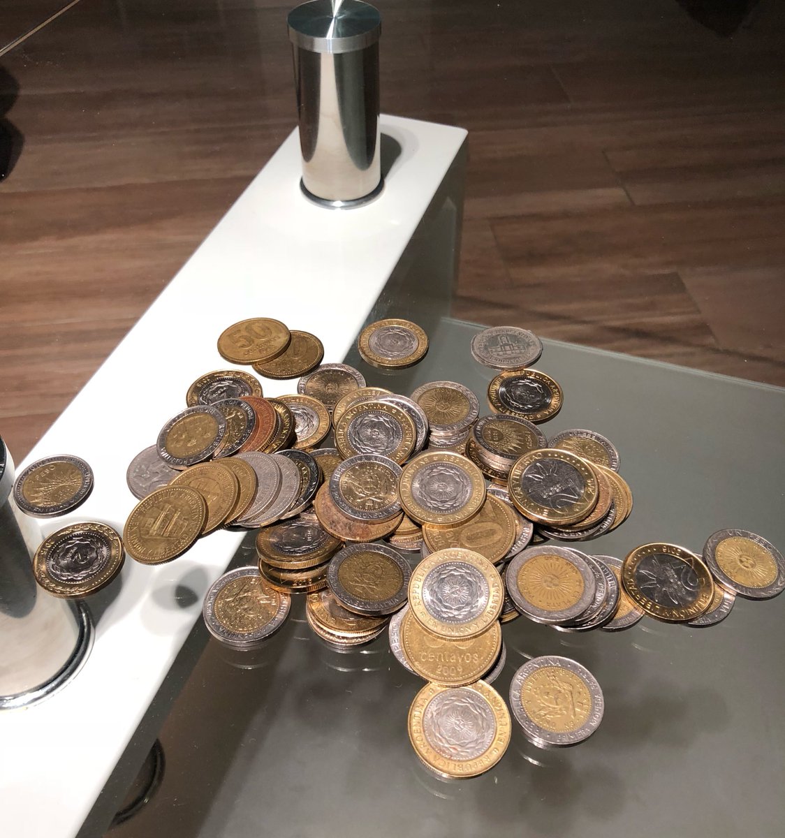 JulianSerrano01's tweet photo. Miren todas las monedas que tengo. Si tenia esto a los 10 años creo que podía comprarme la escuela directamente.
Hoy con suerte llego a un chocolate https://t.co/BNaAQdF9tb