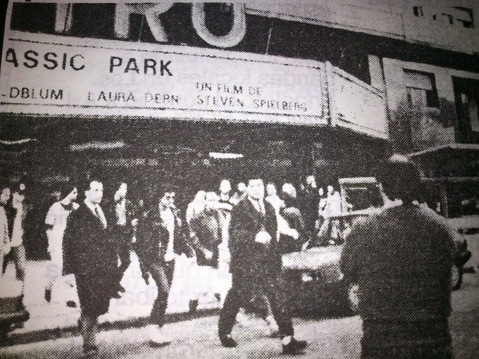 [#FOTO] 25 años atrás <a href="/Slash/">Slash</a> saliendo de un cine en Buenos Aires de ver el estreno de la película Jurassic Park (Julio de 1993) © to the owner