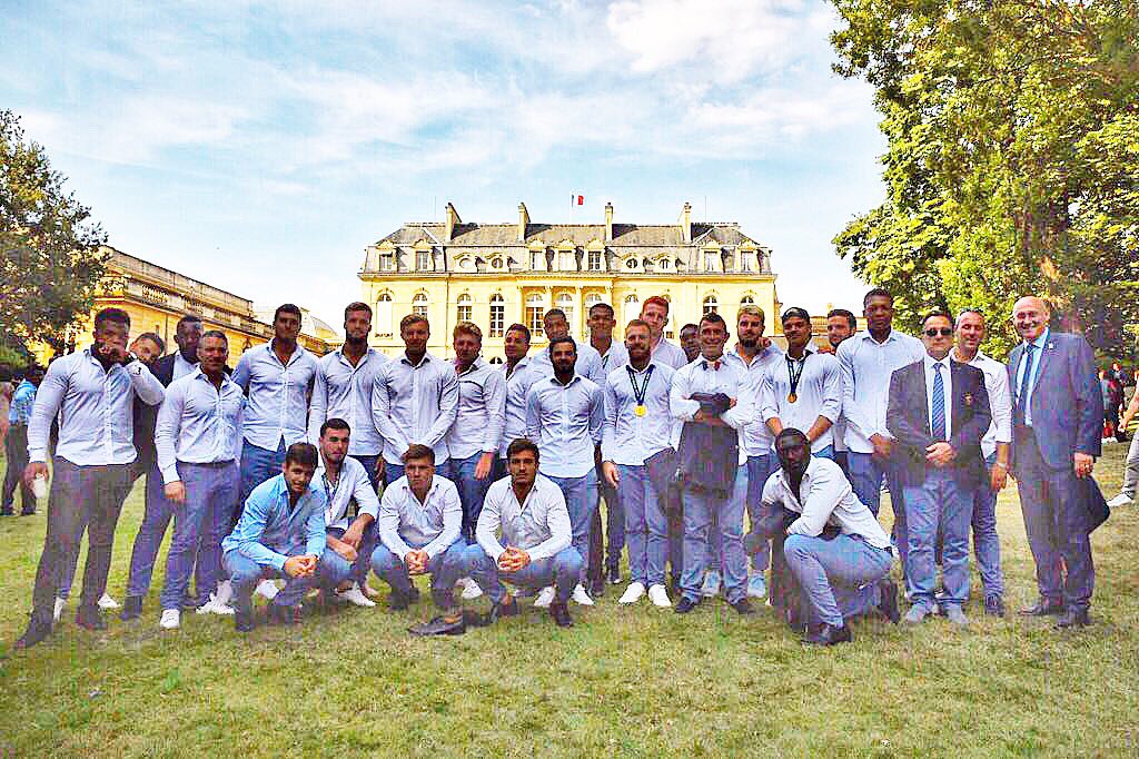 FranceRugby's tweet photo. 🇫🇷 Notre équipe de #FranceU20, Championne du Monde il y a à peine un mois, était invité par le président @EmmanuelMacron à l’@Elysee pour célébrer la victoire de l’@equipedefrance ! #ChampionDuMonde2018 https://t.co/6webSqXNWj