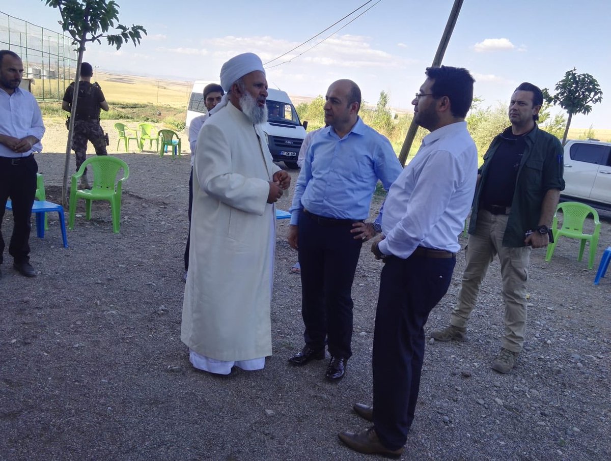 DİYARBAKIRIN MANEVİ KALELERİNDEN OLAN HAYDERİ MEDRESESİNİ ZİYARET EDEREK Ş.AHMET EL HAYDERİDEN ÇALIŞMALARI HAKKINDA BİLGİ ALDIK LATİF SOHBETİNDEN İSTİFADE ETTİK..  ALLAH KENDİLERDEN RAZI OLSUN...