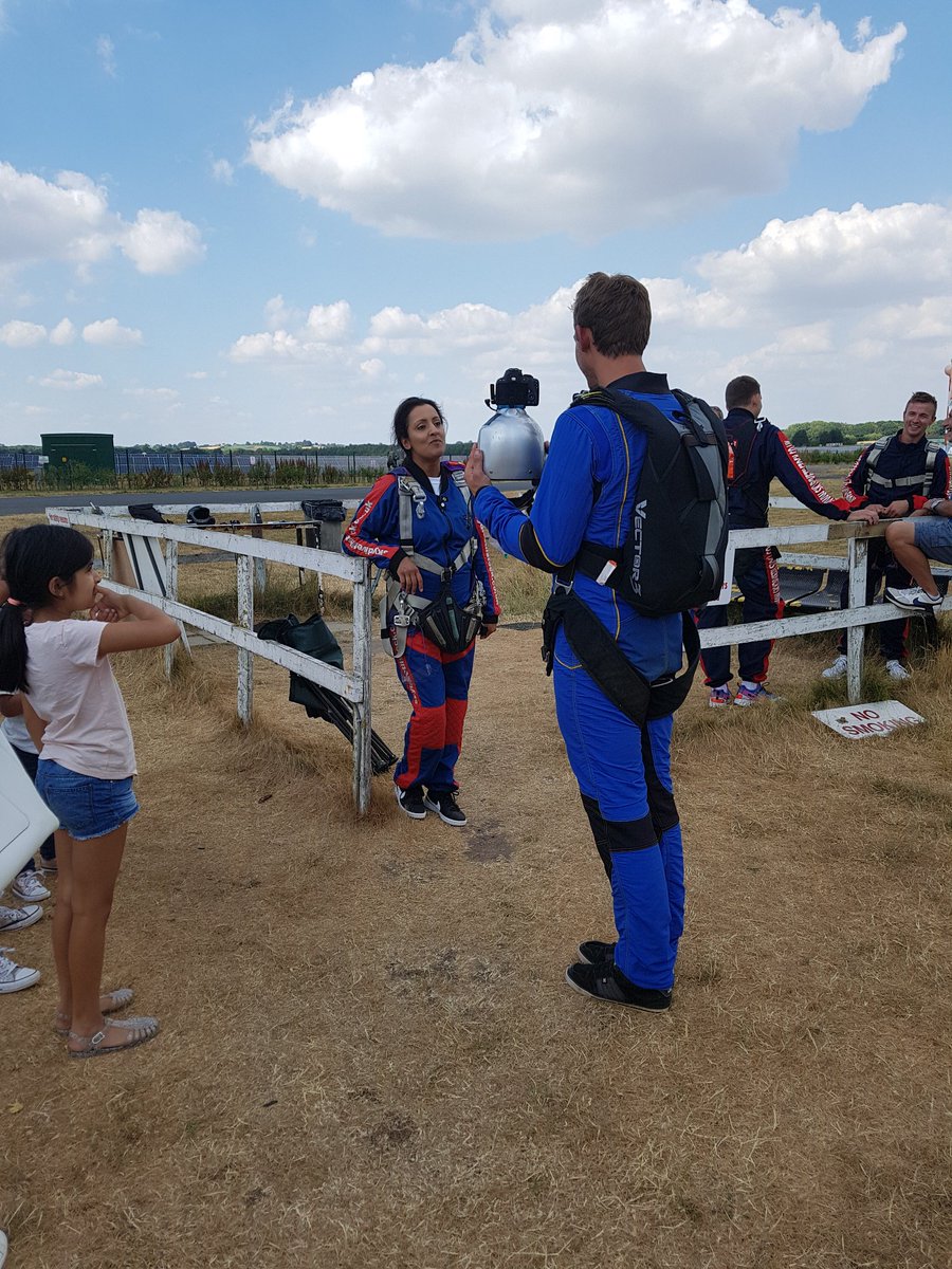 AcornsHospice's tweet photo. Congratulations to our 6 brave skydivers who jumped for Acorns on Saturday raising roughly £7,000 so far ~ paying for a whole day of care at one of our hospices! 🤩🤩 Get involved in our Spooky Skydive on 27th October here >> https://t.co/Yp6i5z2Yfx #TeamAcorns #acorns30years https://t.co/ePEzayUS8S