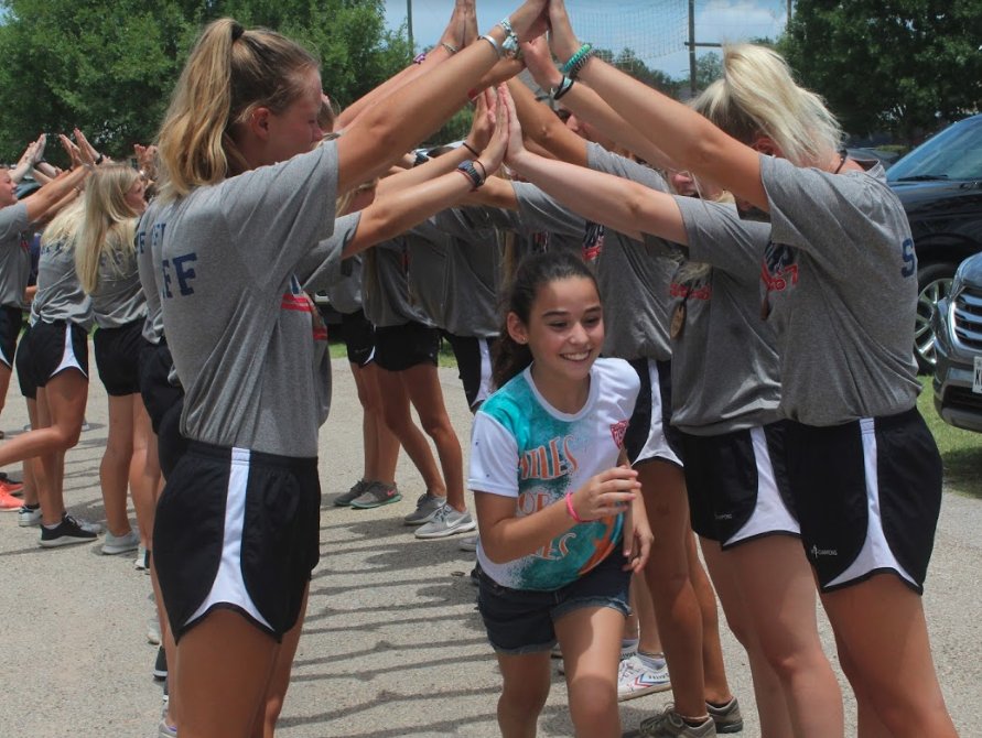 campchampions's tweet photo. If you can't already tell from these smiles, we are so excited to continue the summer fun with new friends! #termthree #bestsummerever #championfriends https://t.co/csZYwk9Wb1