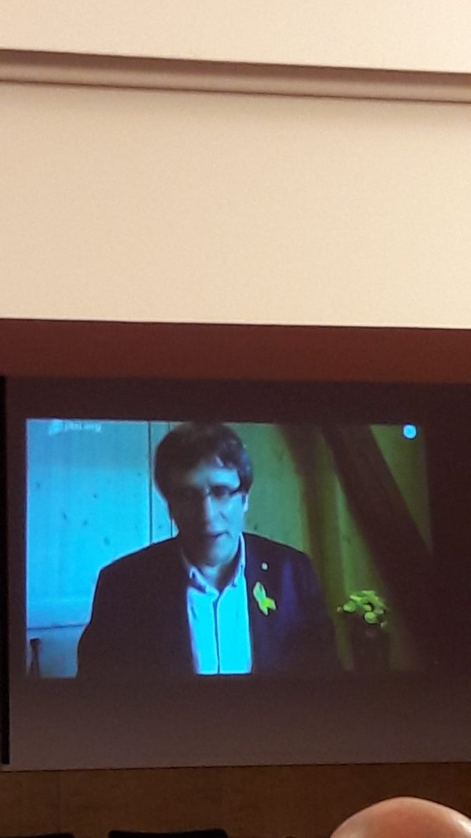 ANCDones's tweet photo. Doncs sí, ens hem colat a la presentació de la #CridaNacional a l'@ateneubcn amb el president a l'exili @KRLS 
#apetar 

#LlibertatPresesPolitiques 
#UsVolemACasaLliuresAra 
#Freetothom 
#capdonaenloblit
#RepúblicaÉsLlibertat https://t.co/UcvWvAuJFD