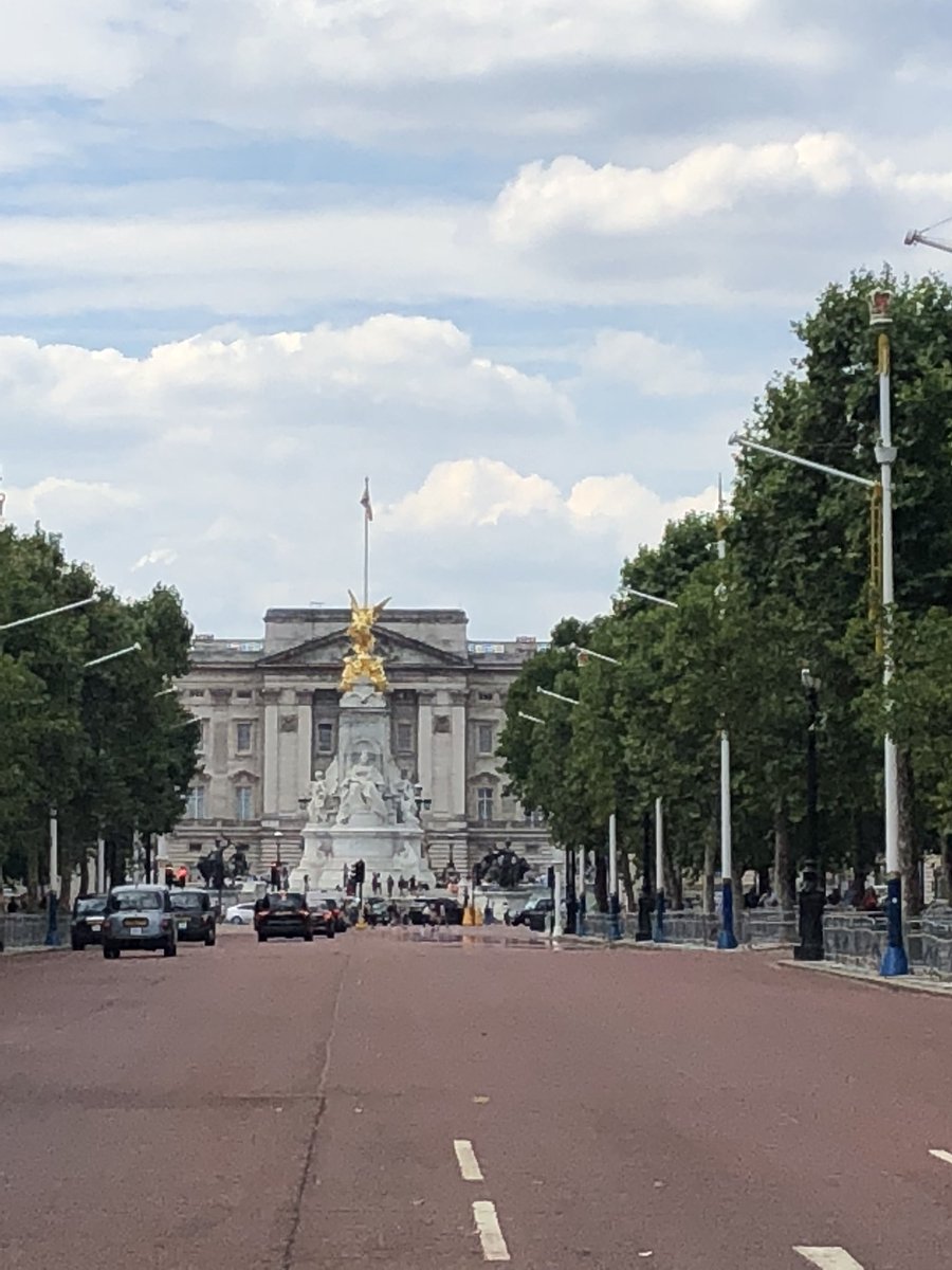 dncrbrwn's tweet photo. Being a tourist in a city I know pretty well! #London #pretending #touristyspots #lovethisplace #funforhours https://t.co/HdumCJ45hT