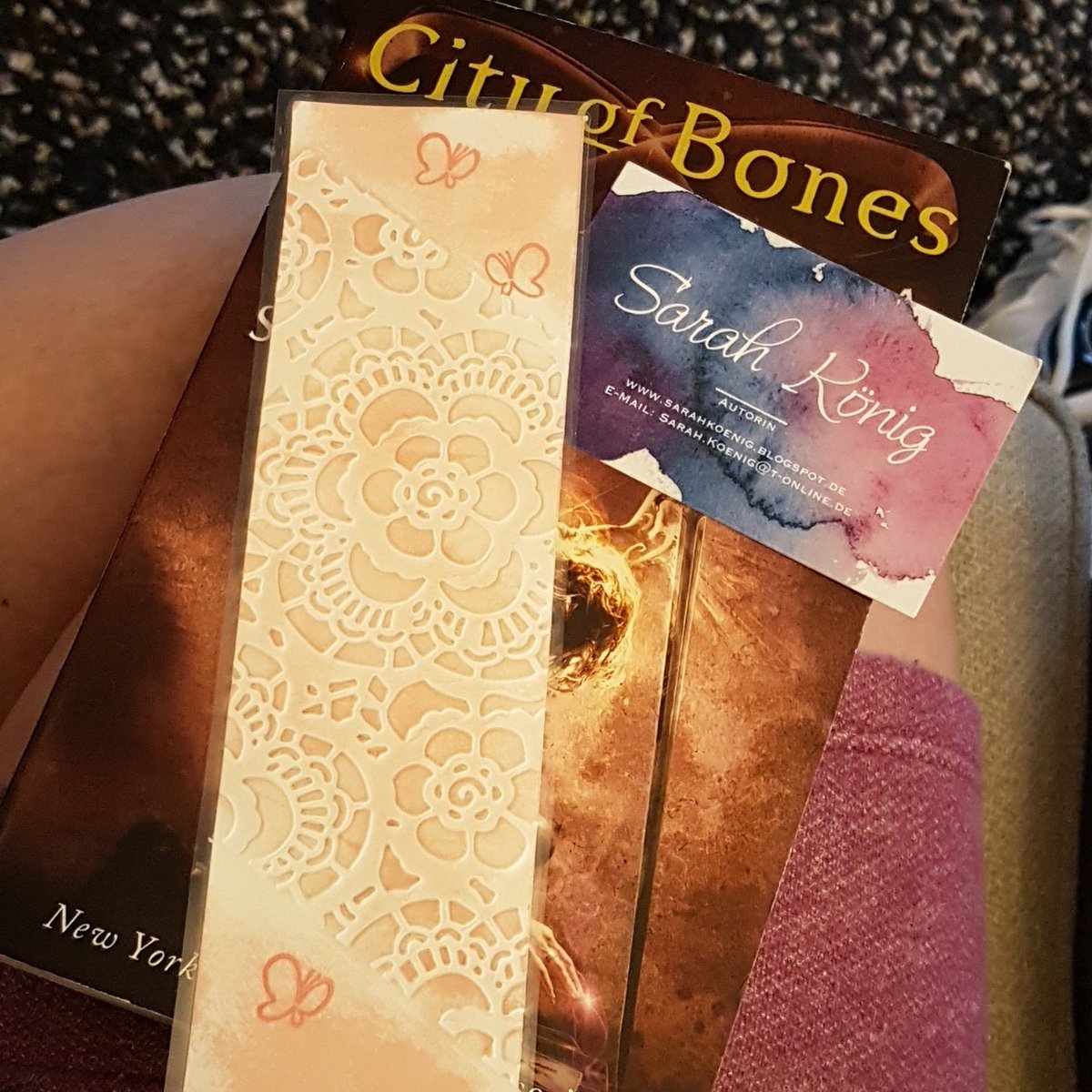 SrhKng's tweet photo. Heute hab ich ein Lesezeichen für mich gemacht. 😍💜
Ich grüble die ganze Zeit, ob sich Besucher des BuCon für Lesezeichen (und Karten) interessieren würden. 🤔
#autorenmami #autorenleben #bastelmami #bucon #bucon2018 #selfmade #handmade #booklover https://t.co/yzYKEq8hux