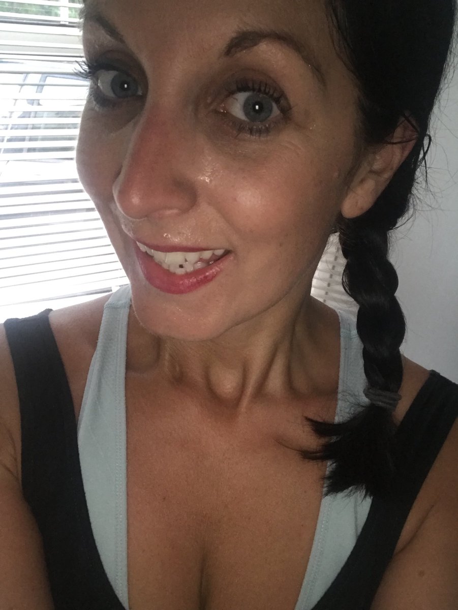 NicolaMatthew16's tweet image. When your friend stands you up last minute there is only one thing to do.....to get your trainers on and go for a run!! #mojoback #love #running