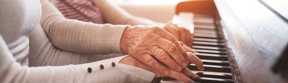 HopkinsMedicine's tweet image. "Many older adults with #dementia have anxiety, depression, and agitation. Music therapies have been shown to reduce these mood and behavioral disturbances, reducing the need for medications that have significant adverse effects." bit.ly/2uFfgI5