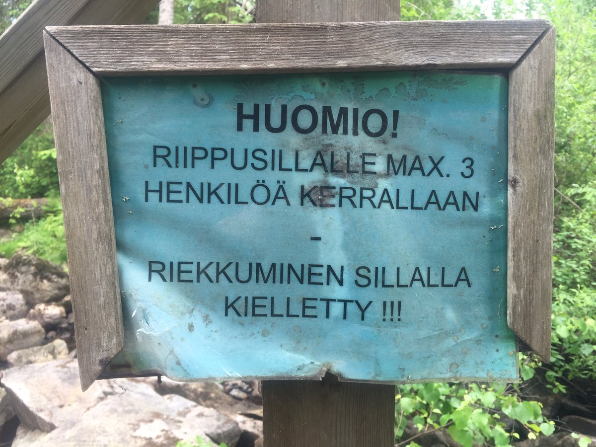 TimoSund's tweet image. Perusohjeet on aina hyvä sisäistää, niin ei tuu isoja vahinkoja? #riippusilta #kyltti #ohjeet