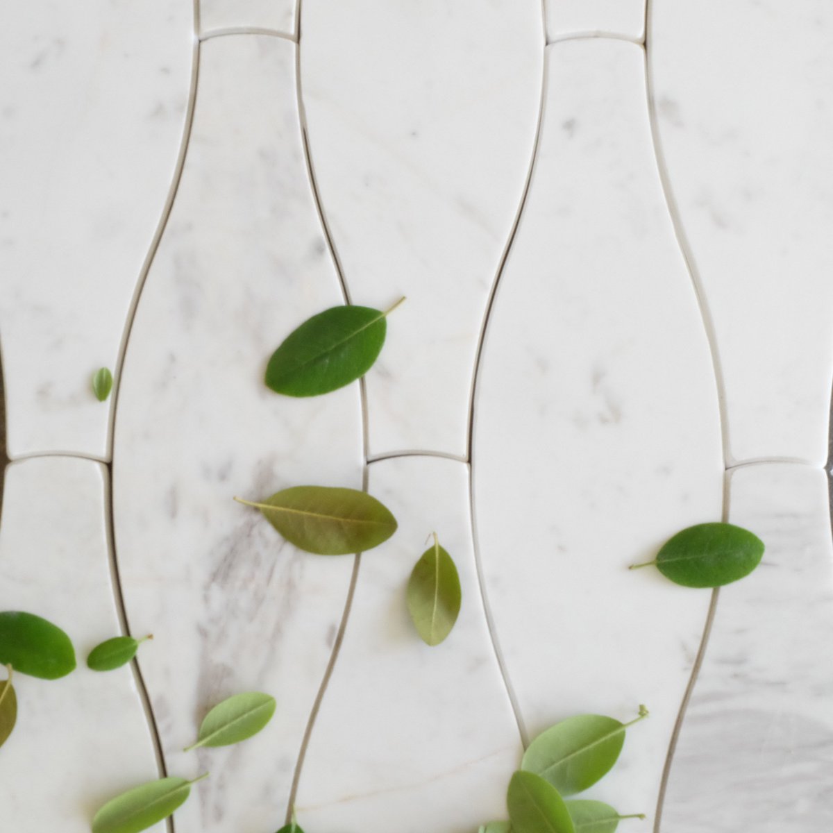 This curvy backsplash mosaic adds a capturing touch to any kitchen!
#whitemarble #mosaic #flowers #luxury  #summer #design #designideas #marblemosaic #marbletile  #nycrenovations #kitchenbacksplash #backsplashideas #accenttile #mosaictile #luxurytiles
