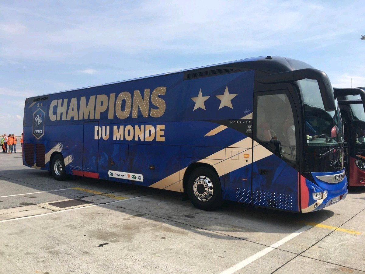 CapteIOT's tweet photo. "Il est beau, il est bleu, il est champion du monde, c'est un @Actu_Savac !" 
The team is very proud to see our customer @Actu_Savac transporting the french soccer team. #fierdetrebleu #transportation #soccer https://t.co/dQ9NXnLaoX