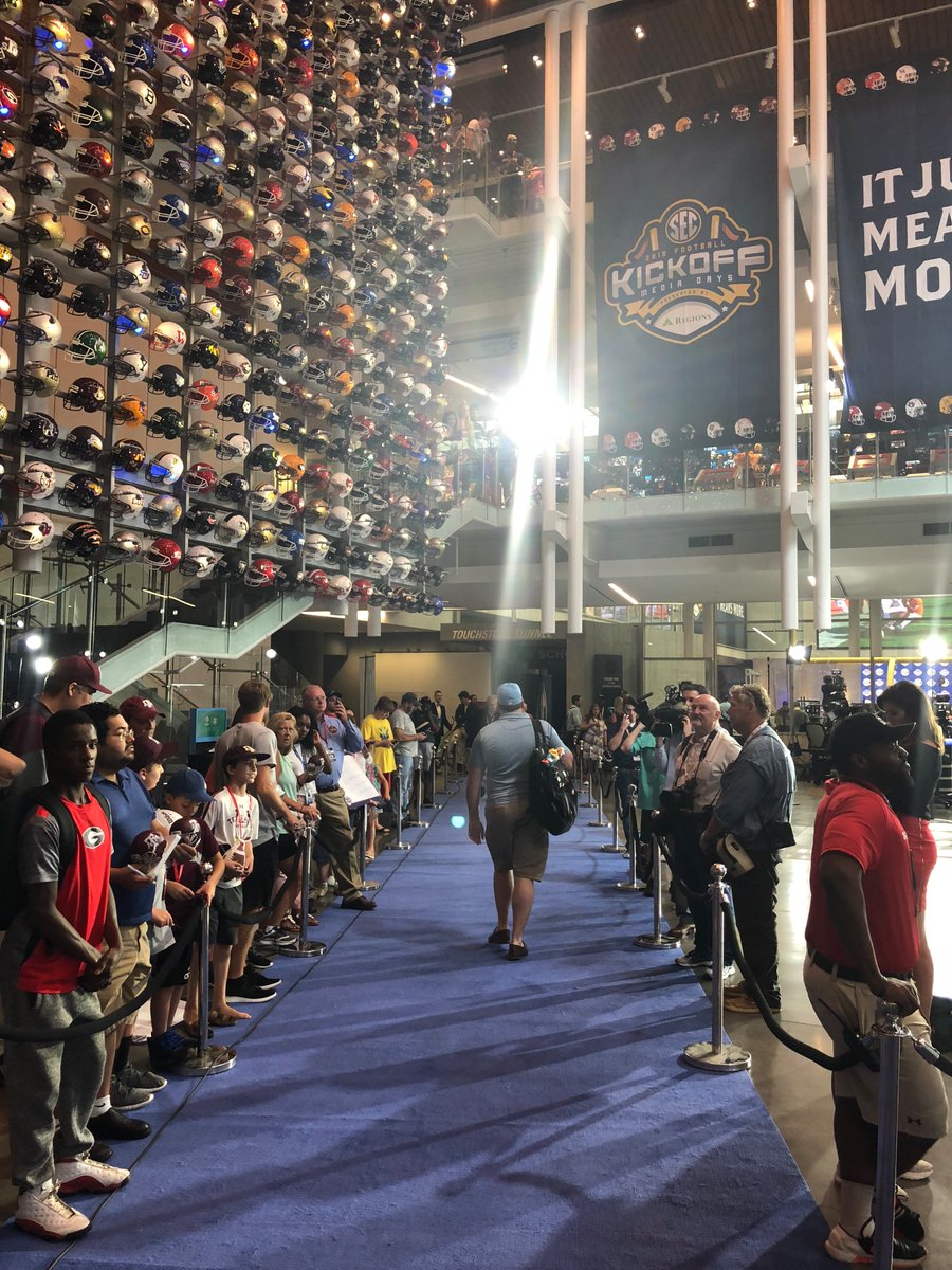 cfbhall's tweet photo. Calling all Georgia Bulldogs! Are you coming to @cfbhall tomorrow first thing at nine am for the blue carpet where the coach and players meet fans and sign autographs? https://t.co/htHfWoRxYK