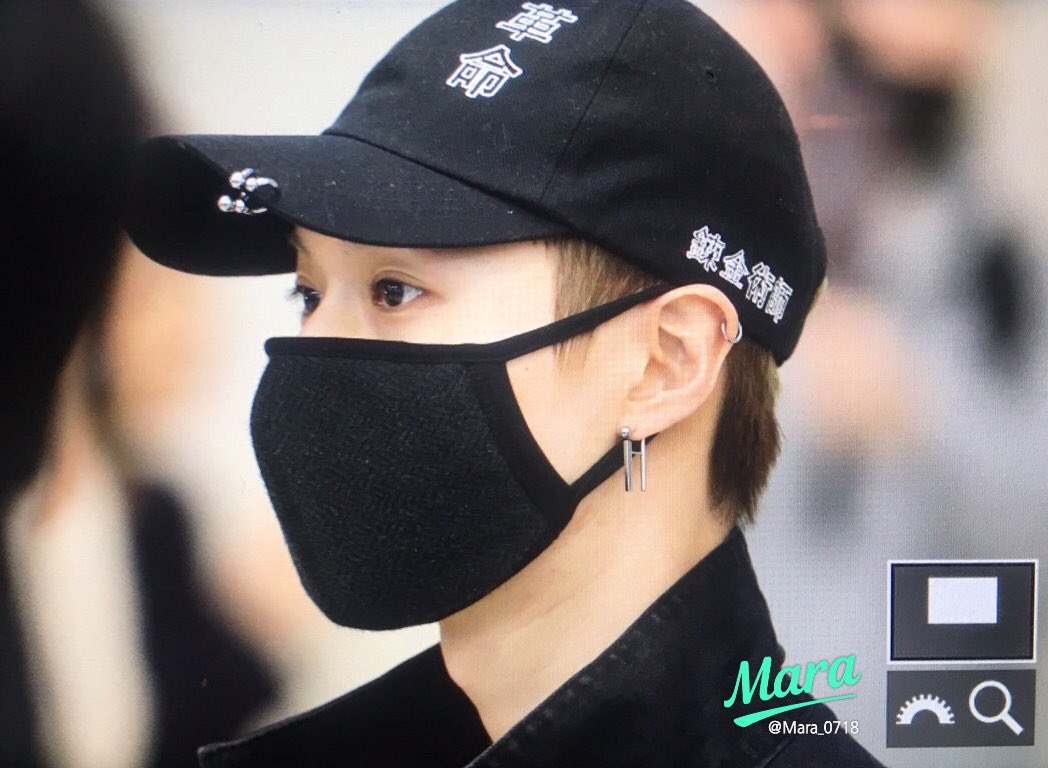 kimtaem's tweet photo. 4. This is a hat that Jonghyun often wore to schedules. Taemin wears it nowadays from time to time. It might be a SHINee-thing since Kibum has also worn it before, or it’s a hat that’s shared amongst the members. https://t.co/9SGBcHc2MX