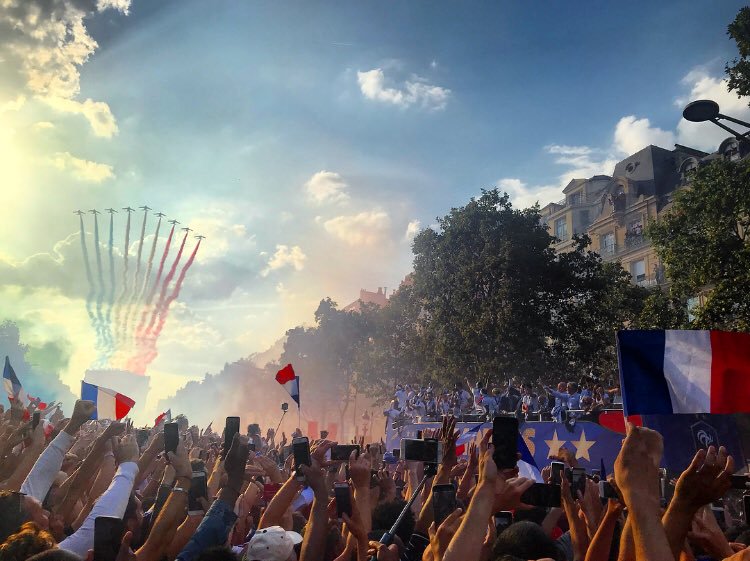Footballogue's tweet photo. [#CM2018] Cette photo 🤩 🇫🇷

(📸 @Sorokine_) https://t.co/UdlI7Qsg4R