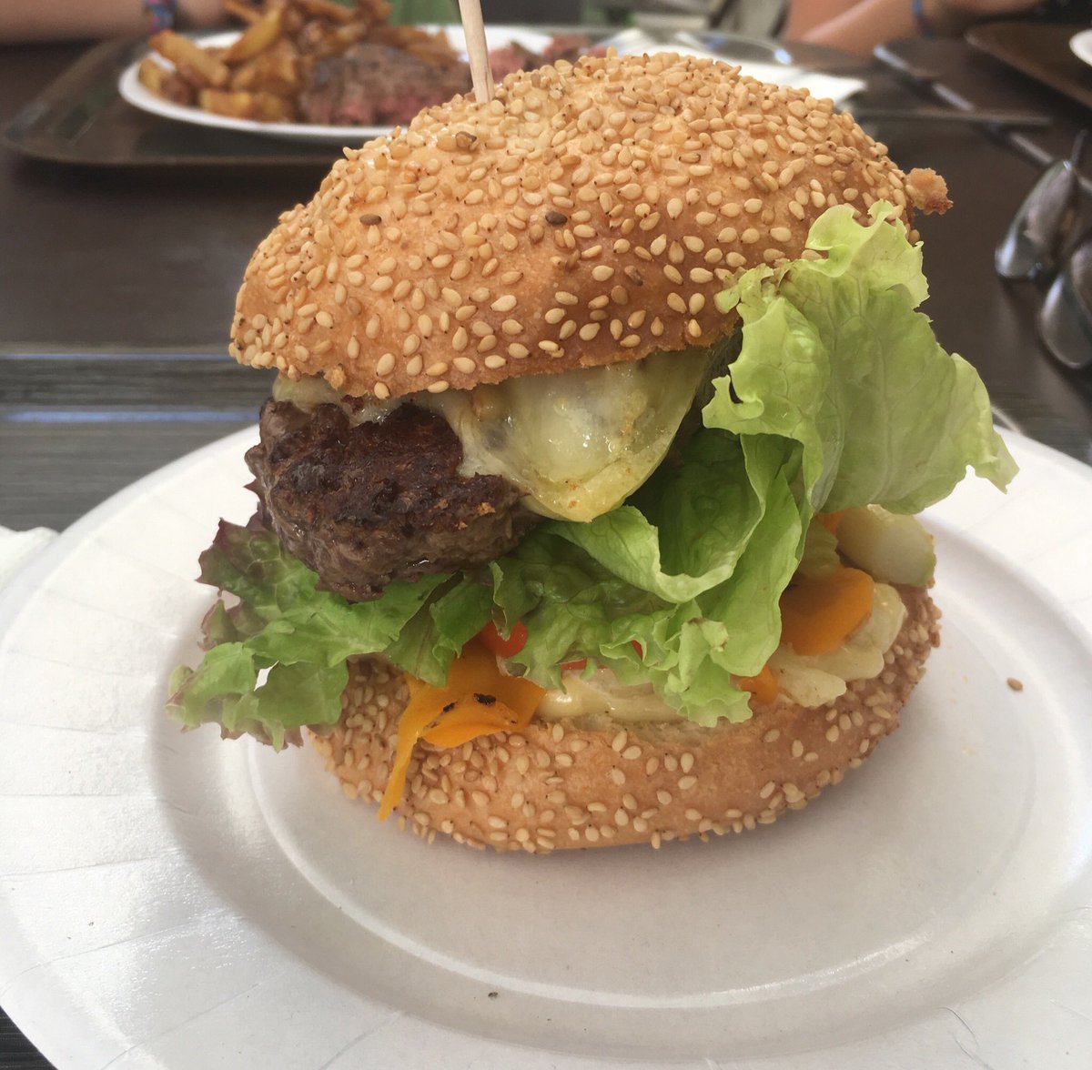 kaepten_hook's tweet photo. Heute zu Gast beim Weltmeister in Aigues Mortes im Burgerladen Gardian. Sehr cooles Craftbier von @bieredesgorges 🍔 top gebraten und alles Öko https://t.co/986qDdOYjo