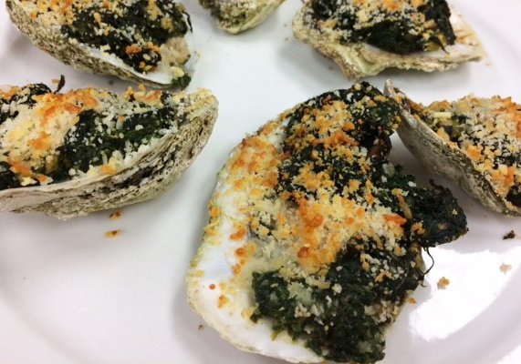 Sun_Singer's tweet photo. It's OYSTER WEEK!!! Starting at 4P daily at Sun Singer! #cu4dinner #chambana #eatsunsinger #drinksunsinger #eatlocal #drinklocal #eatcu #drinkcu #oysters https://t.co/A8woBl3Ozl