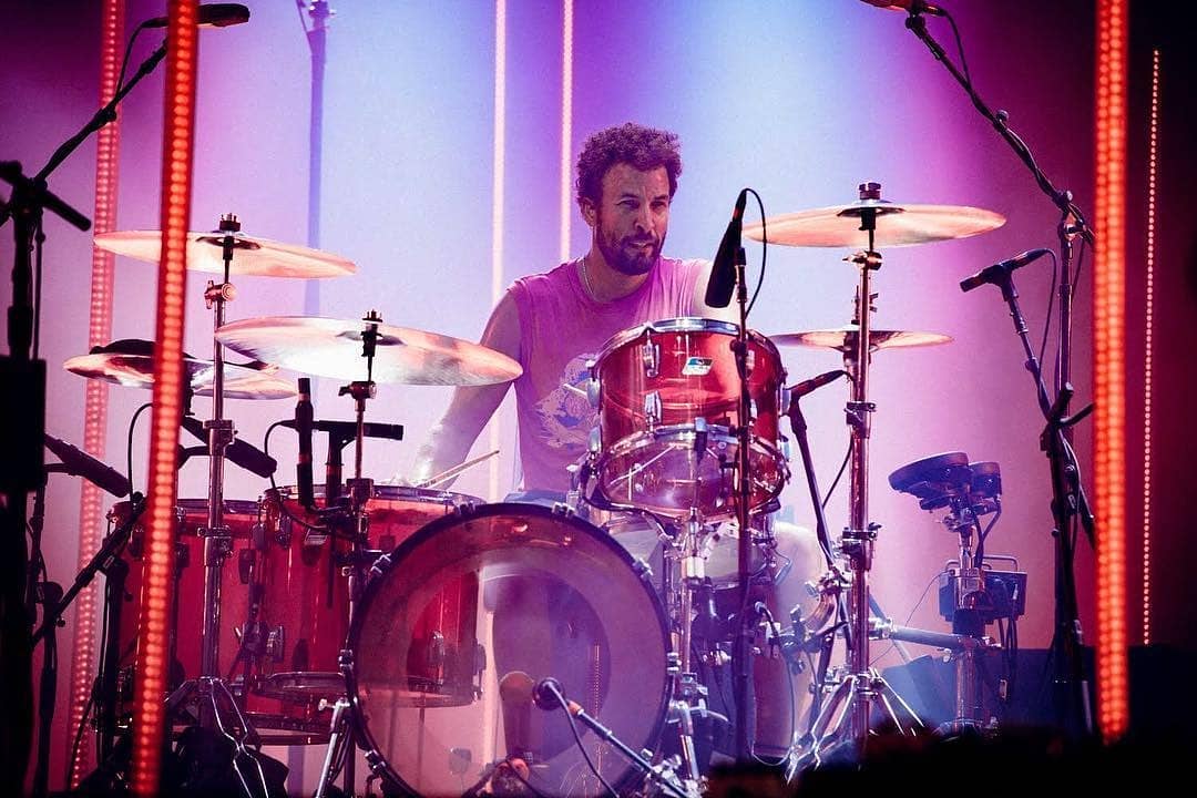LudwigDrumsHQ's tweet image. Fantastic shot of Ludwig artist Jon Theodore (@qotsa) at Eurotür2018™️ with his #LudwigDrums #Vistalite setup.

 📸: @Oliver_Halfin